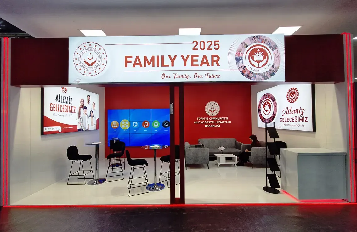Ahşap sistemle hazırlanan Aile ve Sosyal Hizmetler Bakanlığı fuar standı