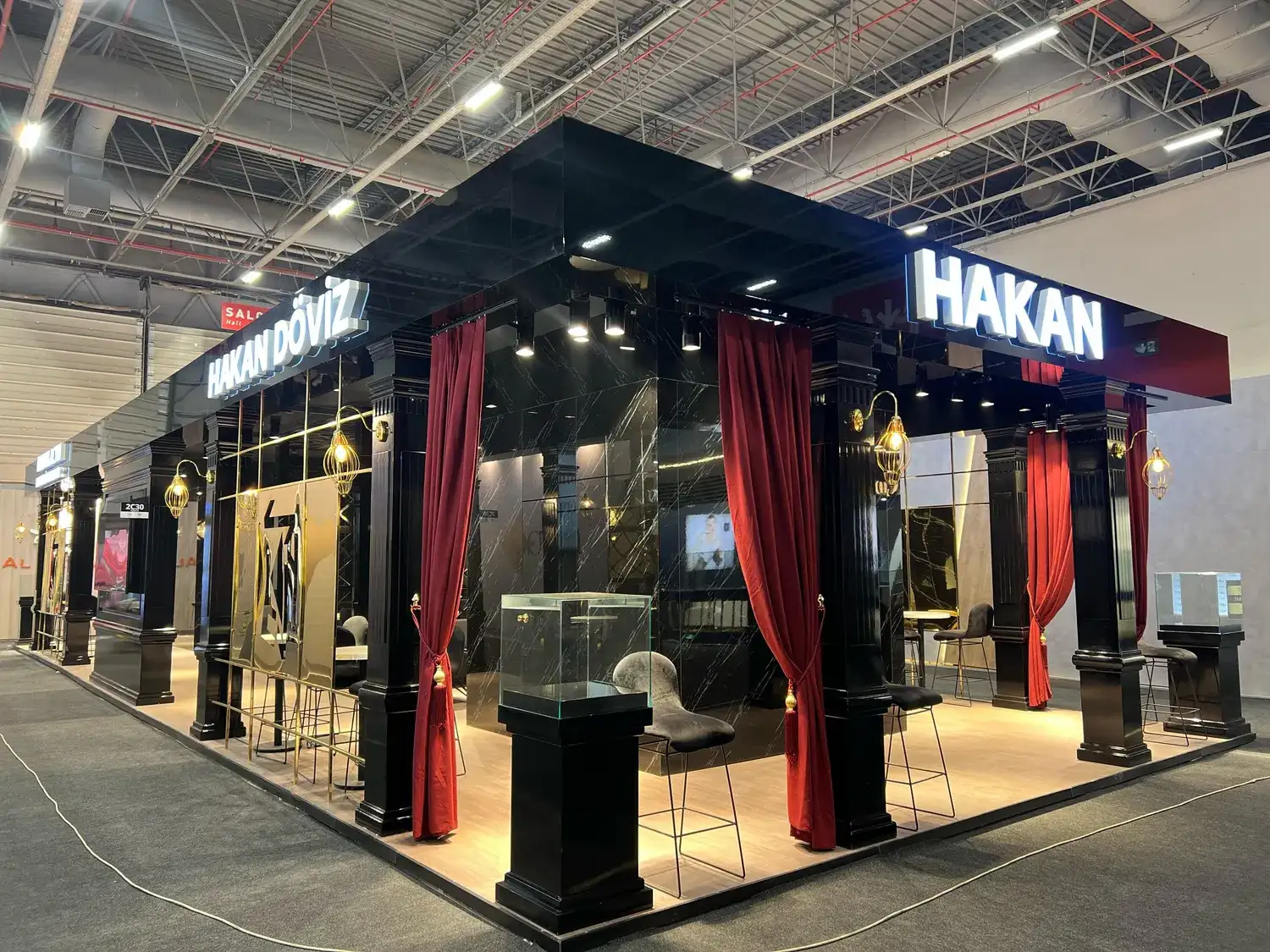 Hakan Döviz için ahşap sistemle hazırlanan fuar standı