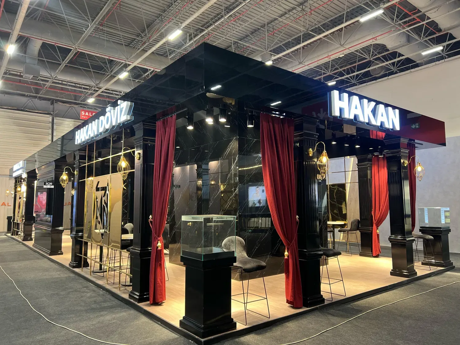 Ahşap sistemle hazırlanan Hakan Döviz fuar standı