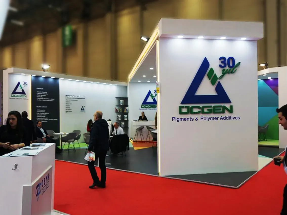 Ahşap sistemle hazırlanan Üçgen fuar standı