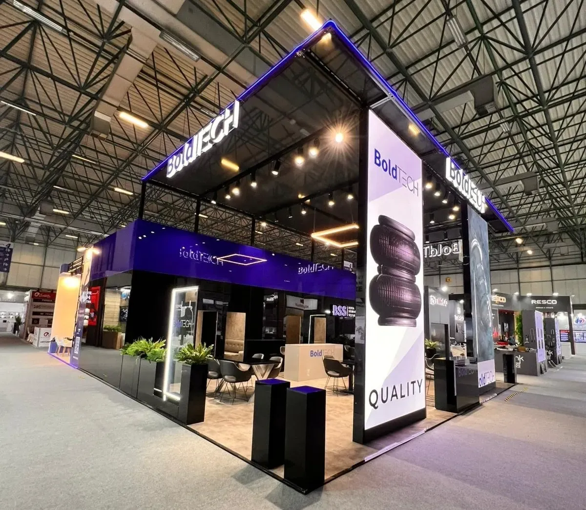 Maxima LightBox ışıklı sistemle hazırlanan BoldTECH fuar standı