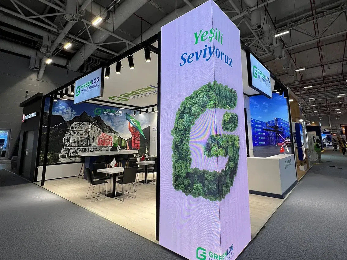 Maxima LightBox ışıklı sistemle hazırlanan Greenlog Intermodal fuar standı