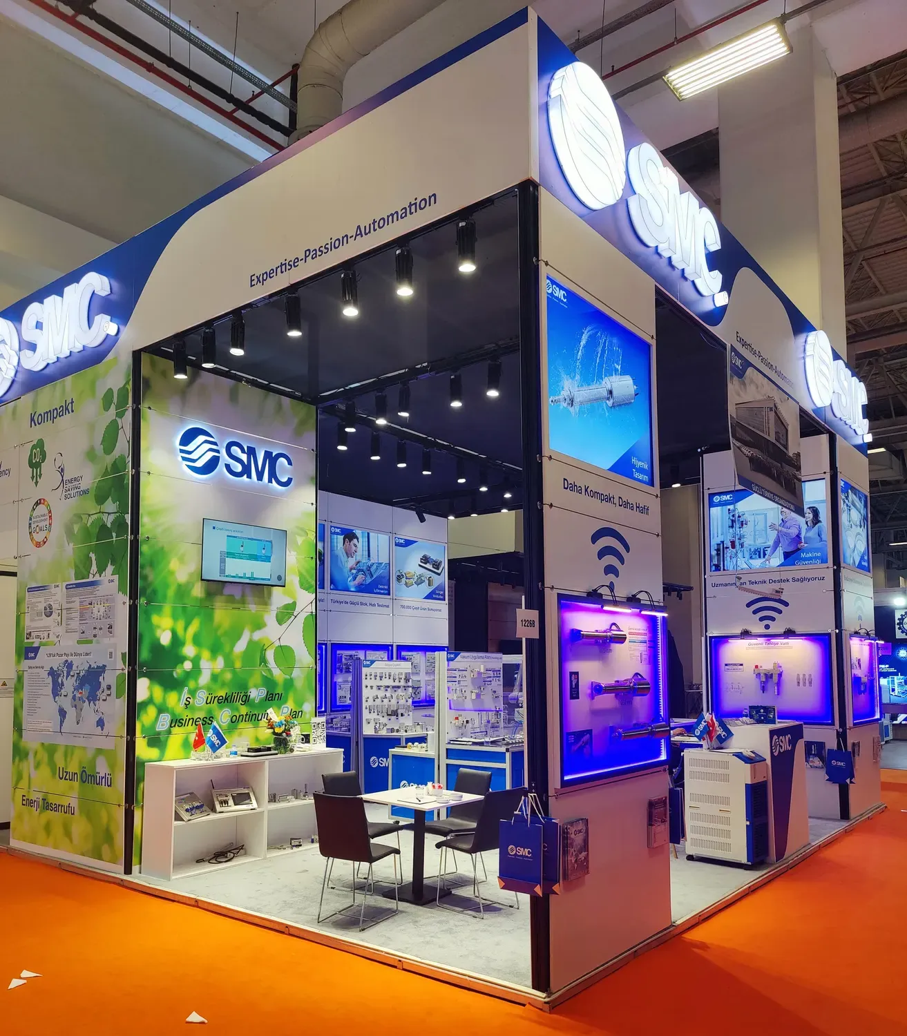 Maxima LightBox ışıklı sistemle hazırlanan SMC fuar standı