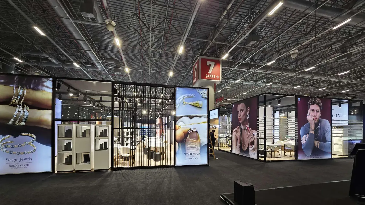 Maxima LightBox ışıklı sistemle hazırlanan So Chic fuar standı