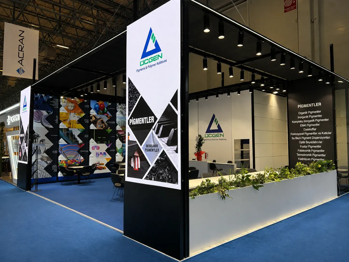 Maxima LightBox ışıklı sistemle hazırlanan Üçgen fuar standı