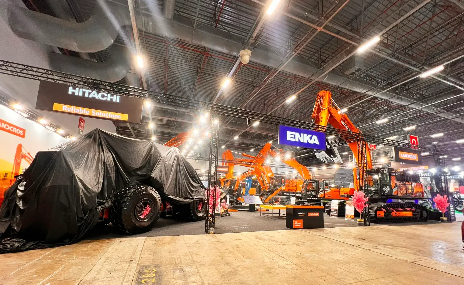 Truss taşıyıcı sistemle hazırlanan ENKA fuar standı