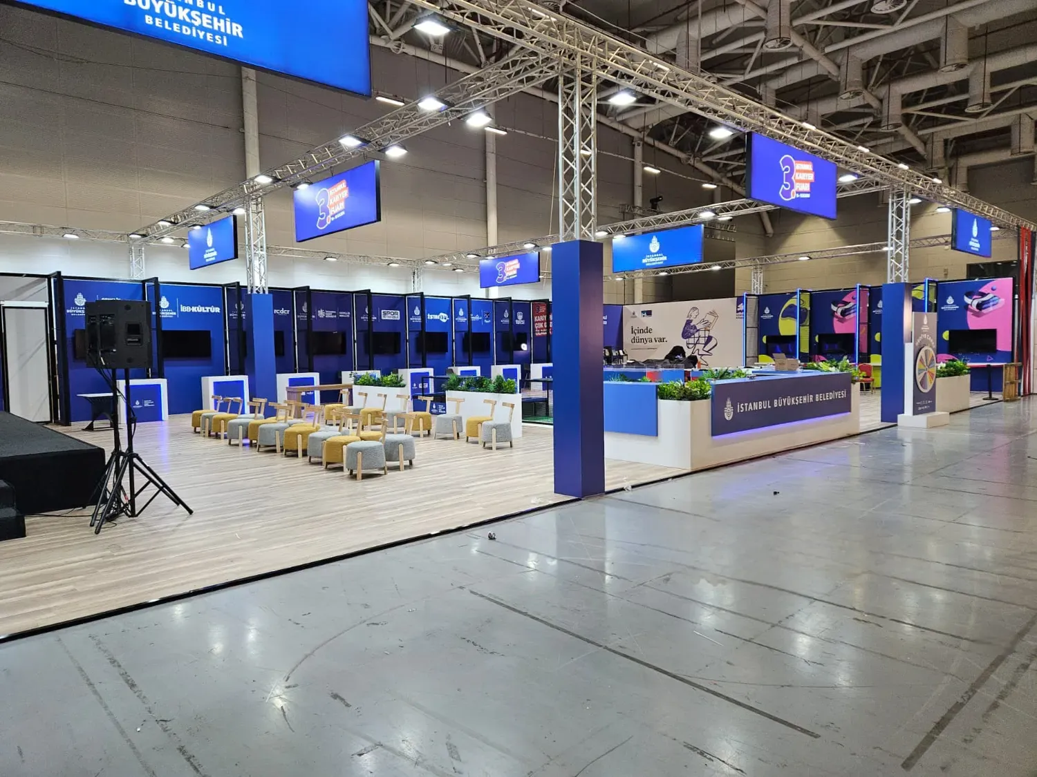 Truss taşıyıcı sistemle hazırlanan İBB Gençlik Müdürlüğü fuar standı
